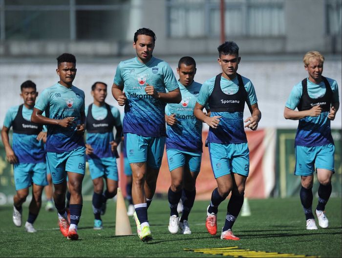Pemain baru Persib Bandung mulai menjalani latihan bersama tim sebagai persiapan jelang Liga 1 musim 2022/2023.