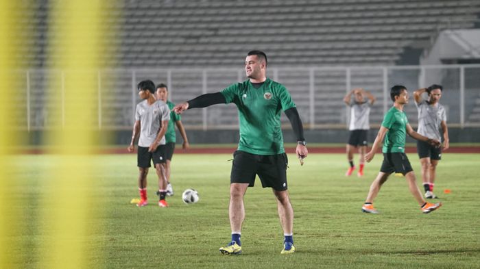 Pelatih Dzenan Radoncic saat memimpin latihan timnas U-19 Indonesia di Stadion Madya, Senayan, Jakarta, Kamis (19/5/2022).