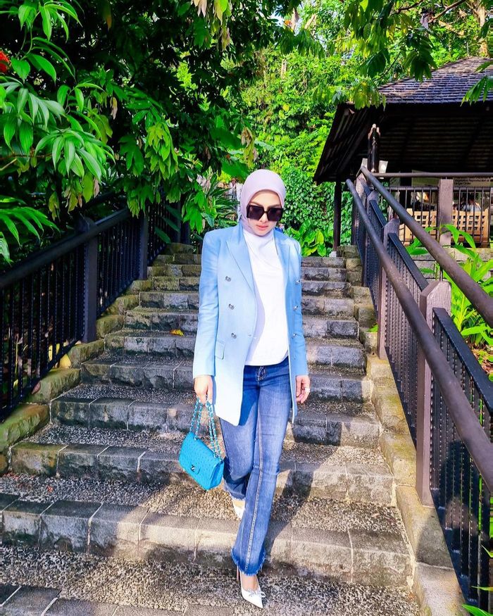 Referensi OOTD hijab serba biru ala Princess Syahrini.