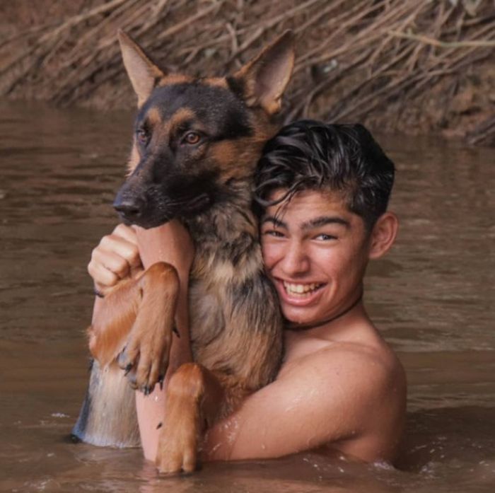 Andrew Kalaweit saat bermain dengan anjingnya di sungai. 