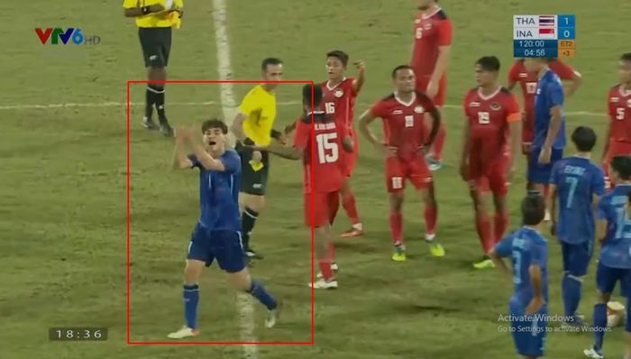 Bek Thailand Jonathan Khemdee merayakan kartu merah Ricky Kambuaya (19/5/2022). 