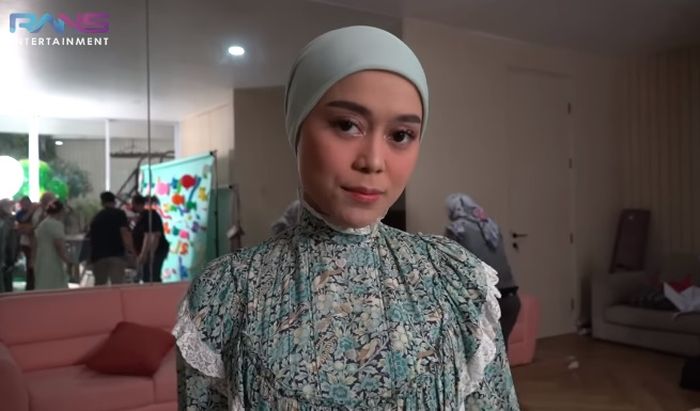 Penjelasan istri Rizky Billar, Lesti Kejora mengenai pakaian yang dipakainya untuk foto bersama. 