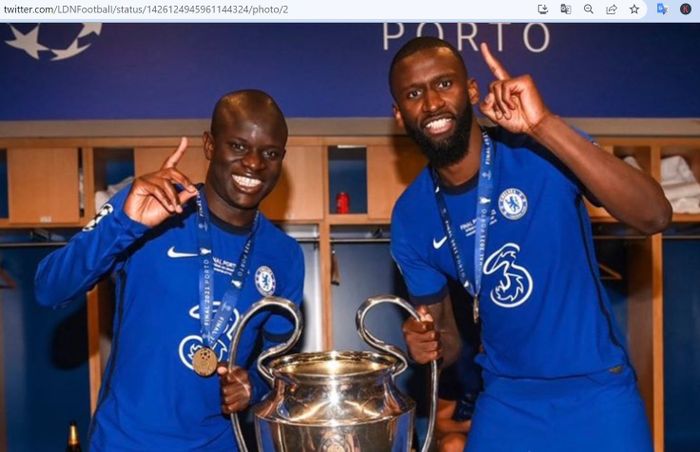 N'Golo Kante (kiri) dan Antonio Ruediger (kanan) berpose dengan trofi Liga Champions yang mereka raih pada musim 2020-2021 bersama Chelsea.