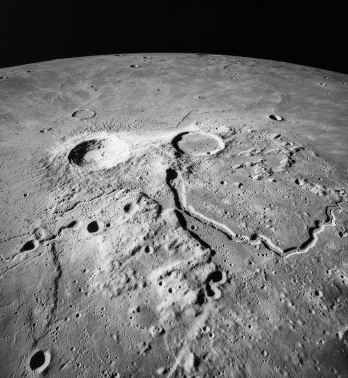 Para ilmuwan percaya bahwa Lembah Schroeter yang mirip ular di bulan diciptakan oleh lava yang mengalir di atas permukaan.