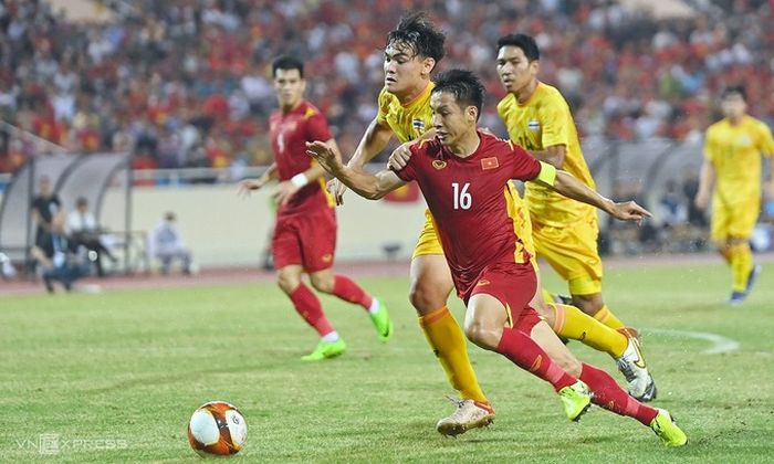 Gelandang timnas U-23 Vietnam, Do Hung Dung menggiri bola saat melawan timnas U-23 Thailand di final SEA Games 2021.