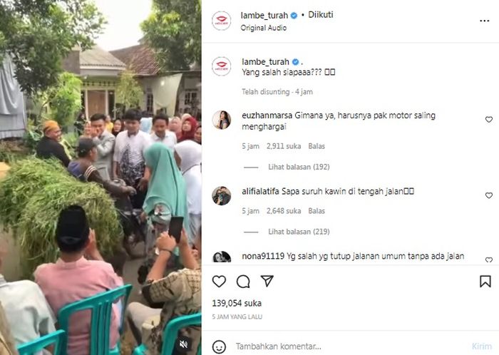 Seorang pencari rumput nekat melewati acara pernikahan yang diselenggarakan di tengah jalan 