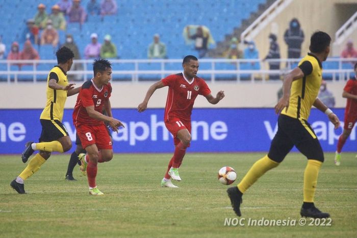 Timnas Sepak Bola Indonesia bertanding melawan Malaysia pada laga perebutan medali perunggu SEA Games 2021 Vietnam di Stadion My Dinh, Hanoi, Vietnam, Minggu (22/05).