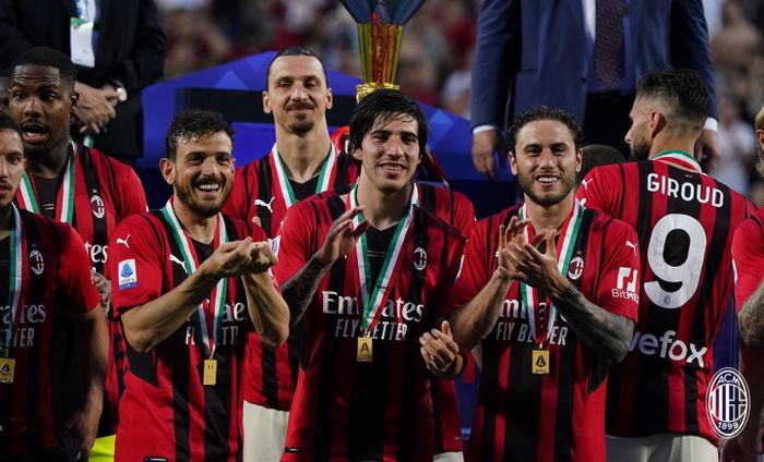 Para pemain AC Milan, Alessandro Florenzi, Sandro Tonali, dan Davide Calabria, berada di frame terdepan dalam  penganugrahan gelar scudetto 2021-2022.