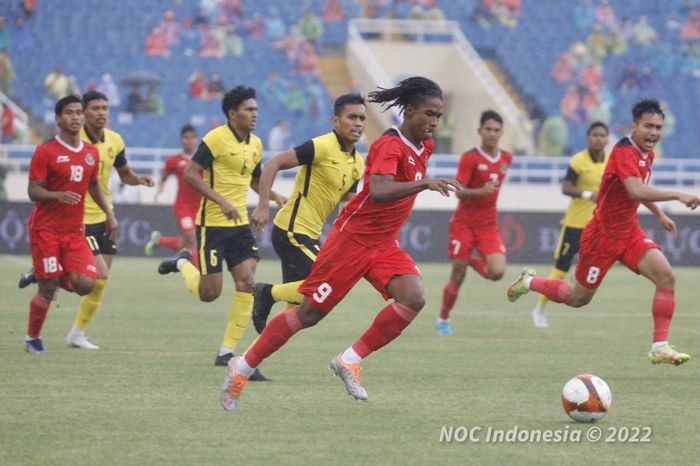 Penyerang timnas Indonesia, Ronaldo Kwateh saat bertanding melawan Malaysia pada laga perebutan medali perunggu SEA Games 2021 Vietnam di Stadion My Dinh, Hanoi, Vietnam, Minggu (22/05).