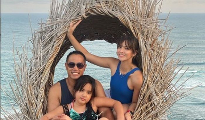 Foto keluarga Nia Ramadhani dan Ardie Bakrie bersama putrinya saat liburan bersama