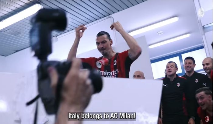 Zlatan IBrahimovic saat melempar meja di ruang ganti AC Milan.