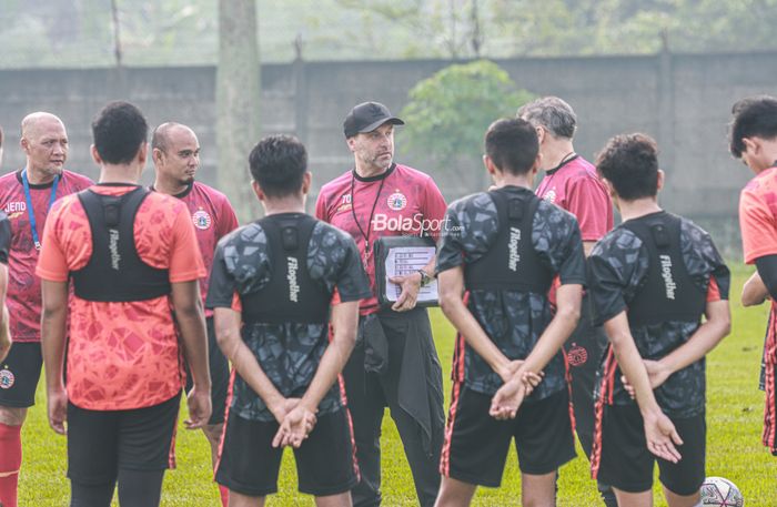 Pelatih Persija Jakarta, Thomas Doll (pakai topi), sedang melakukan briefing saat memimpin latihan timnya di Lapangan Nirwana Park, Sawangan, Jawa Barat, 25 Mei 2022.