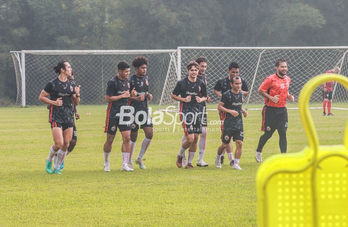 (Dari kiri ke kanan) Ryuji Utomo, Taufik Hidayat, Braif Fatari, Rezaldi Hehanussa, Hansamu Yama, Riko Simanjuntak, dan Andritany Ardhiyasa sedang berlari dalam latihan Persija di Lapangan Nirwana Park, Sawangan, Jawa Barat, 25 Mei 2022.