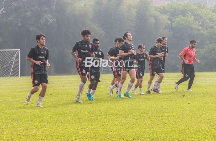 (Dari kiri ke kanan) Hanif Sjahbandi, Braif Fatari, Ricky Cawor, Ryuji Utomo, Riko Simanjuntak, Andritany Ardhiyasa, dan lainnya sedang berlatih dengan Persija di Lapangan Nirwana Park, Sawangan, Jawa Barat, 25 Mei 2022.