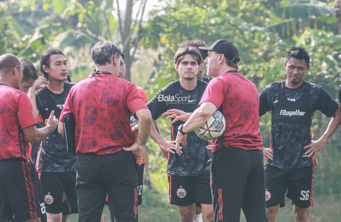 Sejumlah pemain Persija Jakarta yakni Hansamu Yama (kiri), Rezaldi Hehanussa (tengah), dan Maman Abdurrahman (kanan), sedang mendengarkan intruksi dari Thomas Doll selaku pelatih Macan Kemayoran di Lapangan Nirwana Park, Sawangan, Jawa Barat, 25 Mei 2022.