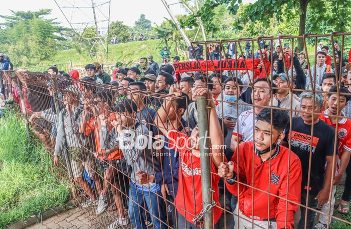 Sejumlah pendukung Persija Jakarta, The Jakmania, nampak sedang menonton latihan tim Macan Kemayoran di Lapangan Nirwana Park, Sawangan, Jawa Barat, 25 Mei 2022.