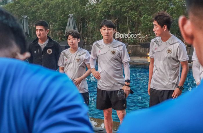 Pelatih timnas Indonesia, Shin Tae-yong, saat sedang melakukan briefing di Hotel Sultan, Jakarta, 26 Mei 2022.