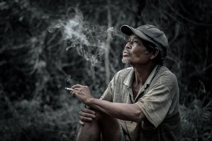 Merokok tembakau dapat membuat ketagihan.