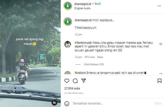 seorang wanita memukul kepala pasangannya saat membonceng motor.