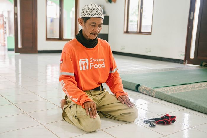 Bang Ajie menabung hasil nariknya untuk bisa mencapai mimpinya berangkat haji.   