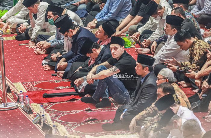 Momen Mesut Ozil sedang sholat Jumat di Masjid Istiqlal, Jakarta, 27 Mei 2022.