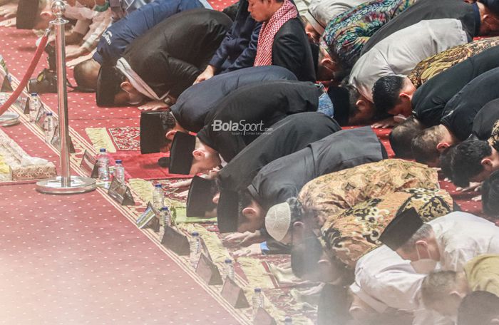 Momen Mesut Ozil sedang sholat Jumat di Masjid Istiqlal, Jakarta, 27 Mei 2022.