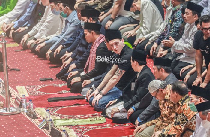 Momen Mesut Ozil sedang sholat Jumat di Masjid Istiqlal, Jakarta, 27 Mei 2022.