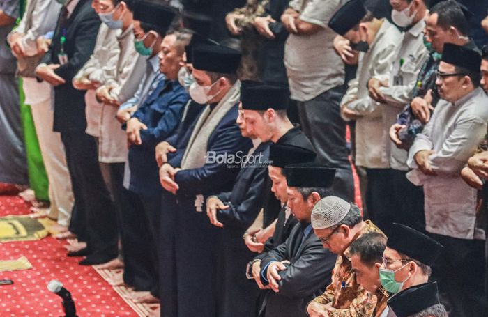 Momen Mesut Ozil sedang sholat Jumat di Masjid Istiqlal, Jakarta, 27 Mei 2022.