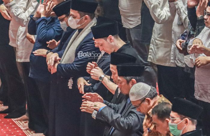 Momen Mesut Ozil sedang sholat Jumat di Masjid Istiqlal, Jakarta, 27 Mei 2022.