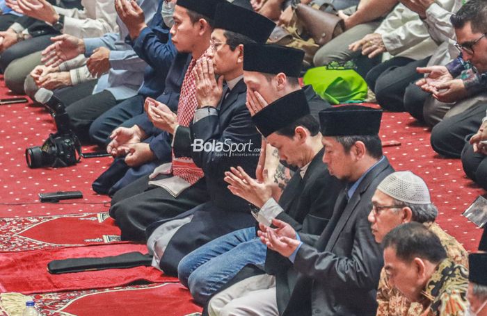 Momen Mesut Ozil sedang sholat Jumat di Masjid Istiqlal, Jakarta, 27 Mei 2022.