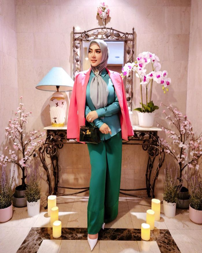 Penampilan mewah Syahrini dengan fashion item branded