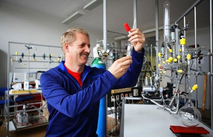 Profesor Henrik Grum Kjaergaard di lab.