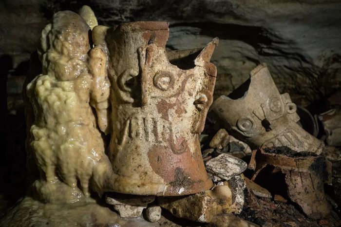 Pemandangan interior artefak yang ditemukan di gua Balamku di bawah Chichén Itzá.