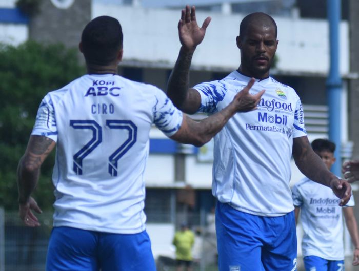 Ciro Alves dan David da Silva merayakan gol yang dicetak saat gim internal Persib Bandung jelang Liga 1 2022.