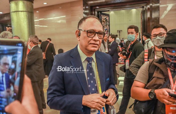 Anggota Komite Eksekutif PSSI, Hasani Abdulgani, sedang memberikan keterangan kepada awak media saat ditemui di Hotel Trans, Bandung, Jawa Barat, 30 Mei 2022.