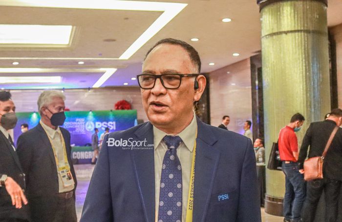 Anggota Komite Eksekutif PSSI, Hasani Abdulgani, sedang memberikan keterangan kepada awak media saat ditemui di Hotel Trans, Bandung, Jawa Barat, 30 Mei 2022.