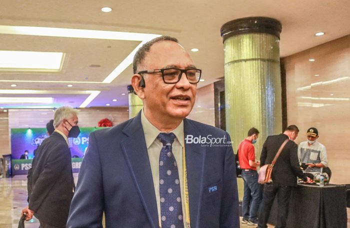 Anggota Komite Eksekutif PSSI, Hasani Abdulgani, sedang memberikan keterangan kepada awak media saat ditemui di Hotel Trans, Bandung, Jawa Barat, 30 Mei 2022.