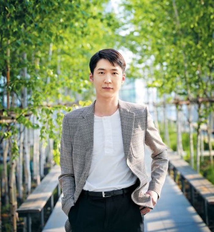 Potret direktur kreatif HYBE Labels Kim Sung Hyun.