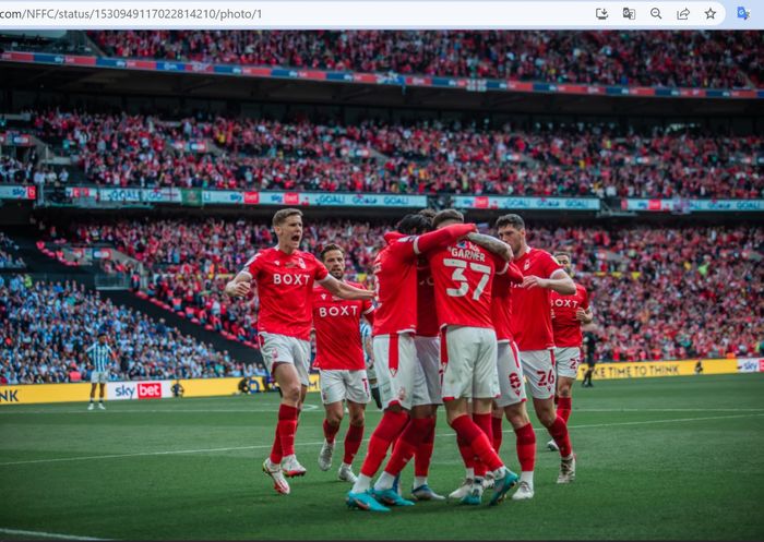 Para pemain Nottingham Forest merayakan gol bunuh diri Levi Cowell ke gawang Huddersfield Town pada babak final play-off di Stadion Wembley, Minggu (29/5/2022).