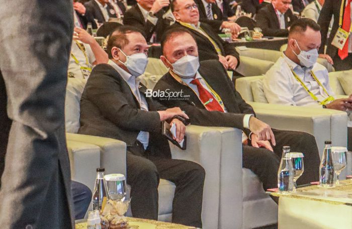 Menteri Pemuda dan Olahraga Republik Indonesia, Zainudin Amali (kiri) dan Ketua Umum PSSI, Mochamad Iriawan (kanan), nampak menghadiri Kongres PSSI di Bandung, 30 Mei 2022.