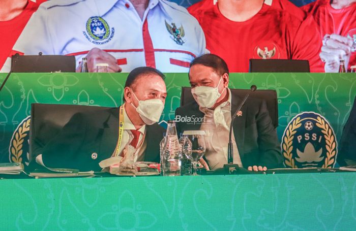 Menteri Pemuda dan Olahraga Republik Indonesia, Zainudin Amali (kanan) dan Ketua Umum PSSI, Mochamad Iriawan (kiri), nampak sedang berdikusi saat Kongres PSSI di Bandung, 30 Mei 2022.