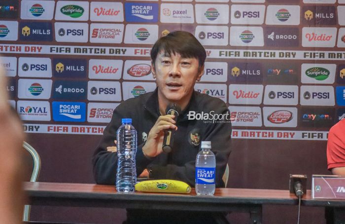 Pelatih timnas Indonesia, Shin Tae-yong, saat sedang memberikan keterangan kepada awak media dalam sesi jumpa pers di Hotel Ibis, Bandung, Jawa Barat, 31 Mei 2022.