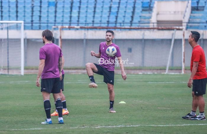 Calon pemain timnas Indonesia, Sandy Walsh (kanan), sedang menguasai bola dalam latihannya di Stadion Si Jalak Harupat, Bandung, Jawa Barat, 31 Mei 2022.
