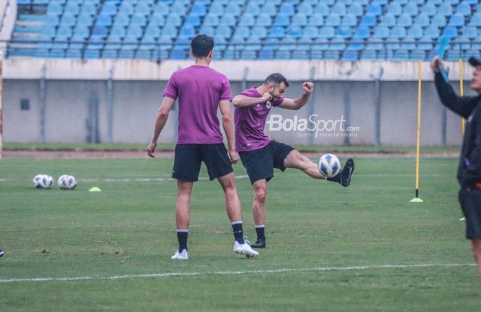 Calon pemain naturalisasi timnas Indonesia, Jordi Amat (kanan), sedang menendang bola dalam latihannya di Stadion Si Jalak Harupat, Bandung, Jawa Barat, 31 Mei 2022.