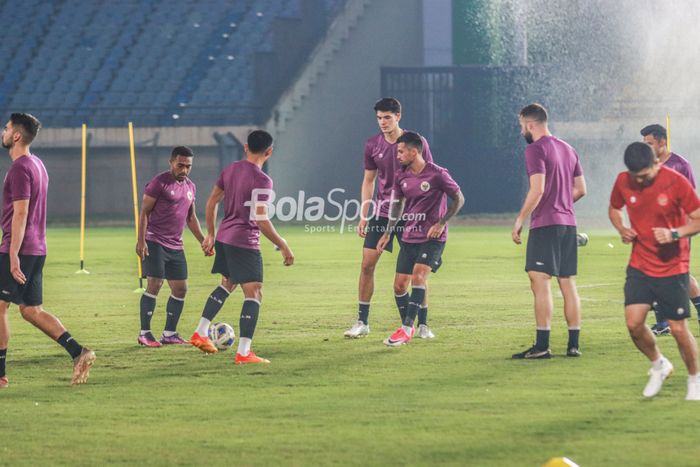 (Dari kiri ke kanan) Terens Puhiri, Elkan Baggott, Stefano Lilipaly, dan lainnya sedang berlatih bersama timnas Indonesia di Stadion Si Jalak Harupat, Bandung, Jawa Barat, 31 Mei 2022.