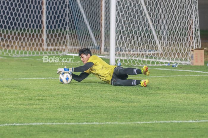 Kiper timnas Indonesia, Adi Satryo, sedang menangkap bola dalam latihannya di Stadion Si Jalak Harupat, Bandung, Jawa Barat, 31 Mei 2022.