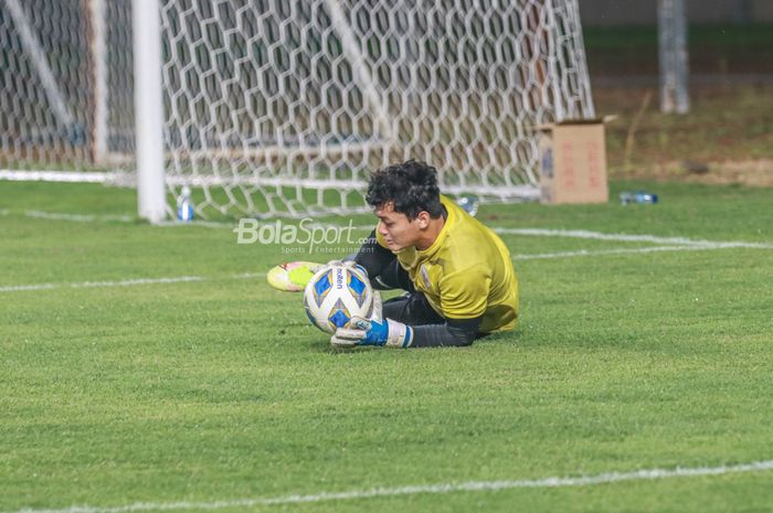 Kiper timnas Indonesia, Adi Satryo, sedang menangkap bola dalam latihannya di Stadion Si Jalak Harupat, Bandung, Jawa Barat, 31 Mei 2022.