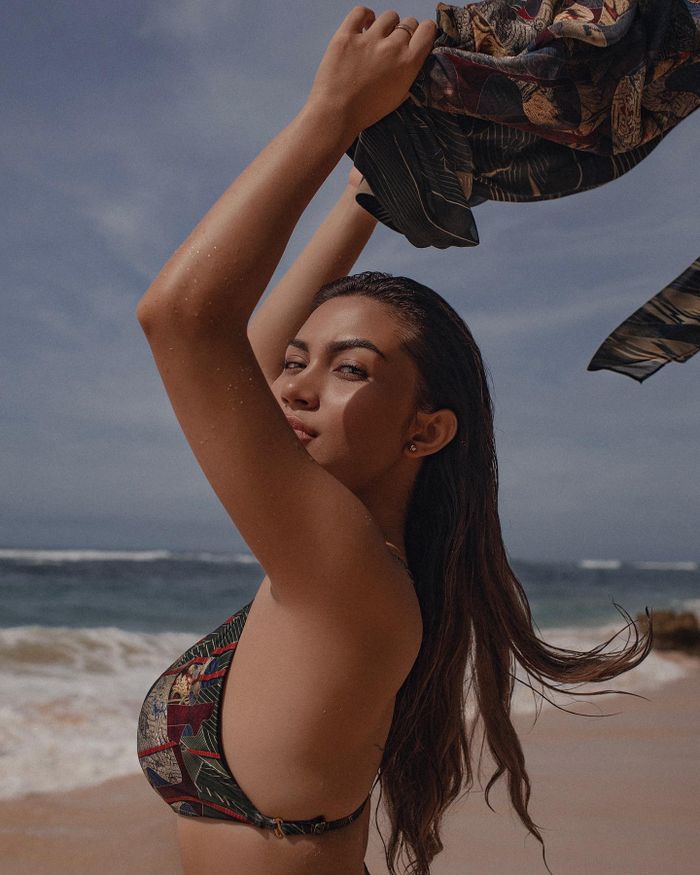 Ariel Tatum pakai bikini di pantai