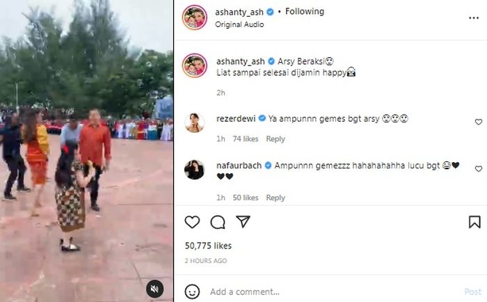 Arsy bernyanyi di hadapan banyak orang.