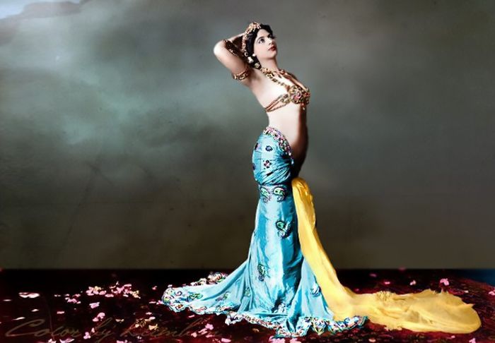 Potret Mata Hari dalam balutan busana tarinya, diwarnai ulang oleh Olga Shirnina.